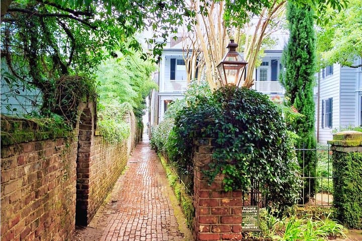 Charleston small-group walking tour of alleyways and historic sites, Charleston