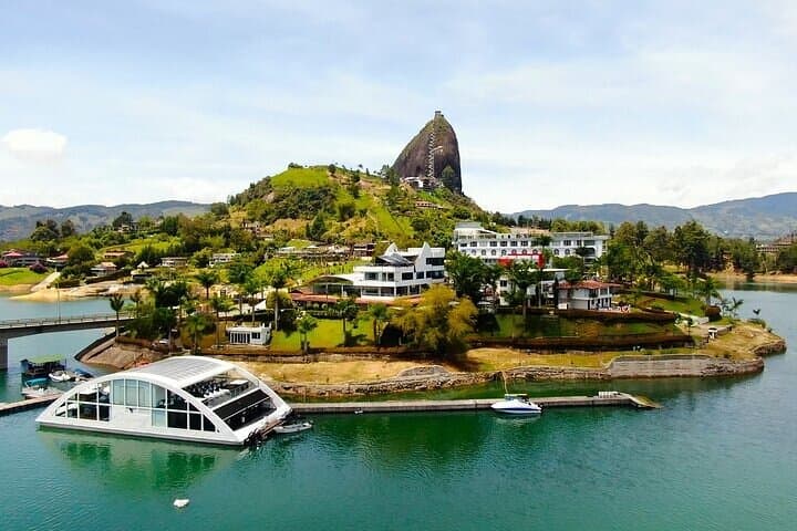 (Private Guatapé) Mansion Pablo Escobar+Paintball+Cuatrimoto+Boat, Medellin