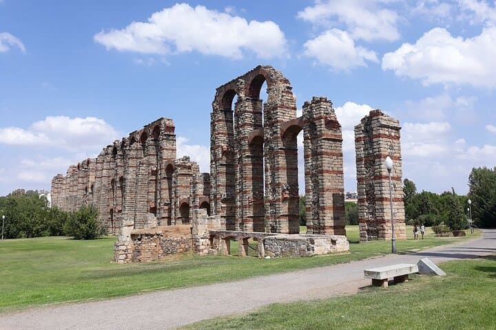Mérida archaeological tour — Roman Theatre, Amphitheatre, Alcazaba & Aqueduct, Merida